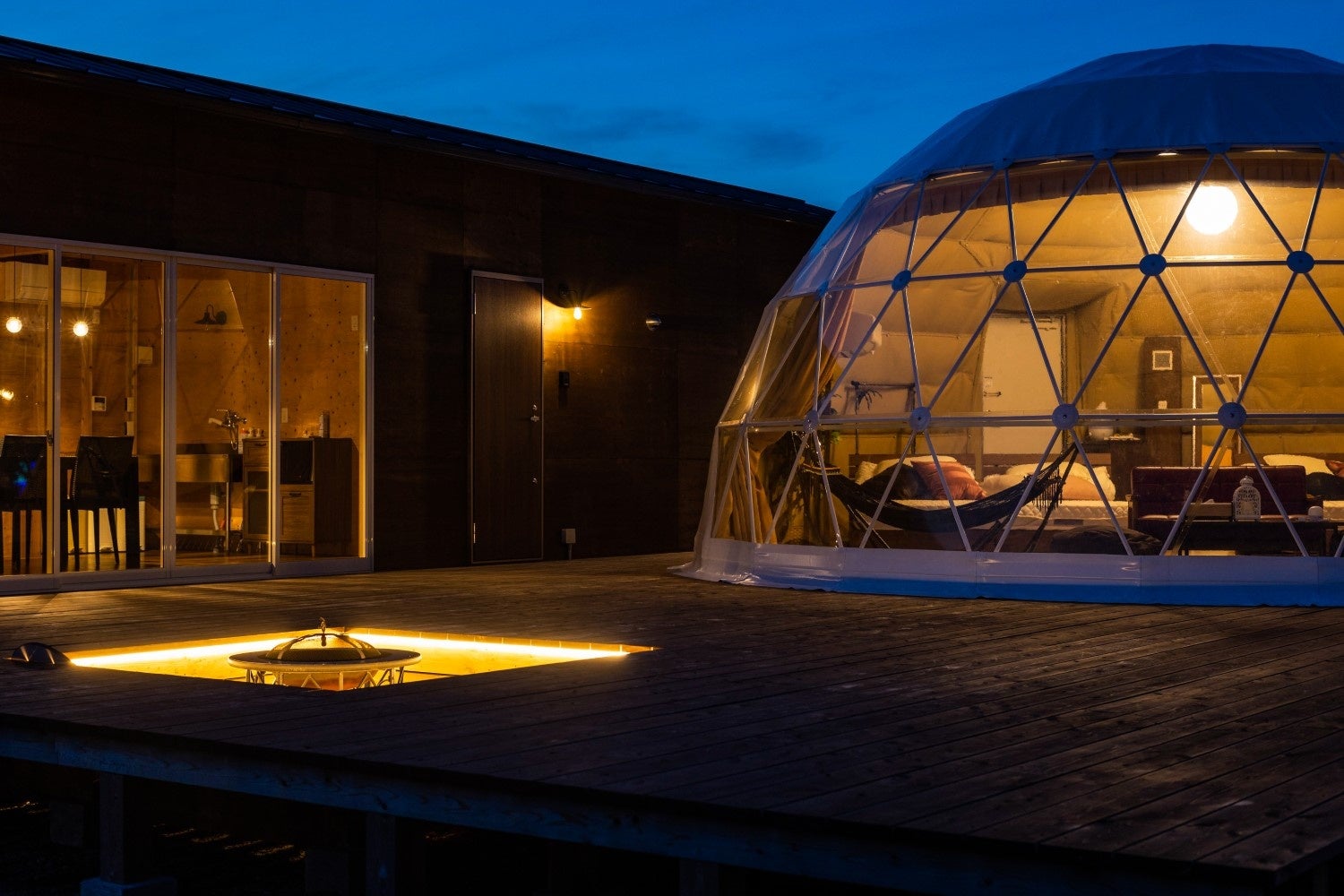 グランピング 夜 ライトアップ