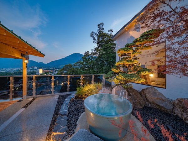 山荘 神和苑 神秘の青湯