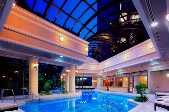 東京 リゾートホテル プール 夜景