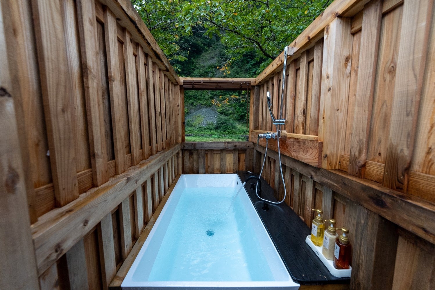 SPRINGS VILLAGE 足柄・丹沢温泉リゾート&グランピング 温泉 半露天風呂