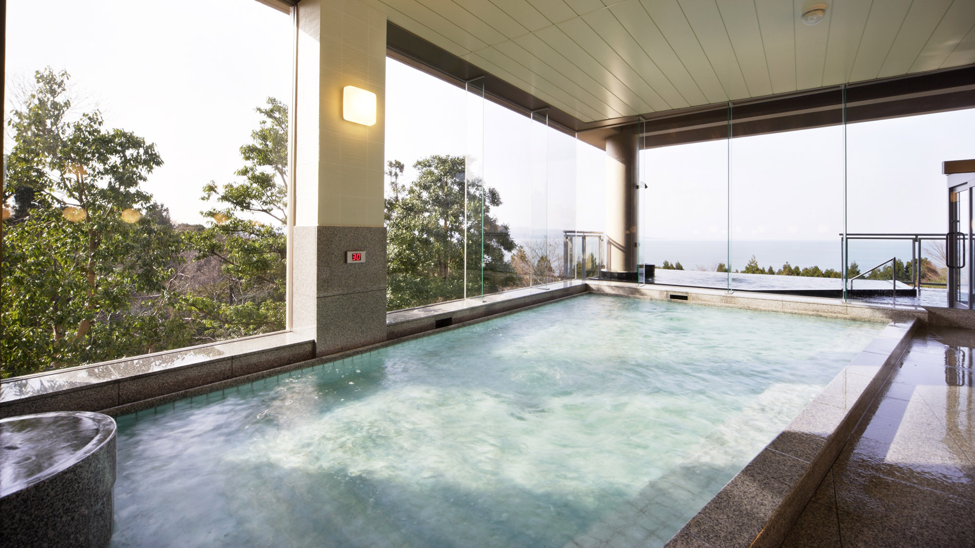 磯はなび 雨晴温泉 海越しの立山連峰